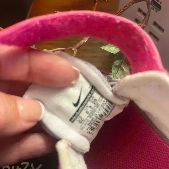 SELLING AS A LOT BITH SIZE 9 NIKE SNEAKERS & ITZY BITZY FLIP FLOPS - Picture 8 of 10